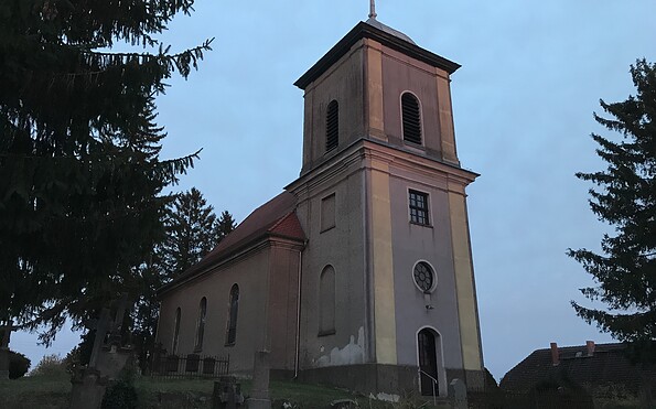 Dorfkirche Rosenow Abenddämmerung, Foto: Anet Hoppe, Lizenz: Anet Hoppe