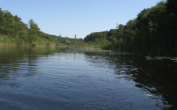 Blick vom Kanal in Richtung Kirche Boitzenburg, Foto: Anet Hoppe, Lizenz: Anet Hoppe
