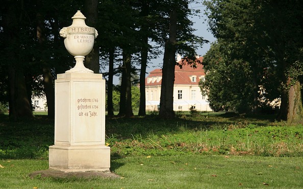Bruns-Denkmal im Gutspark Reckahn, Foto: H.Schulze, Lizenz: Rochnow-Museum Reckahn