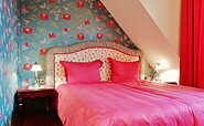 Schlafbereich im Obergeschoss mit Doppelbett Ferienwohnung Anemone, Foto: Ulrike Haselbauer, Lizenz: Tourismusverband Lausitzer Seenland e.V.