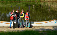 Mädchengruppe mit Paddel am Kanu, Foto: ElsterPark, Lizenz: ElsterPark