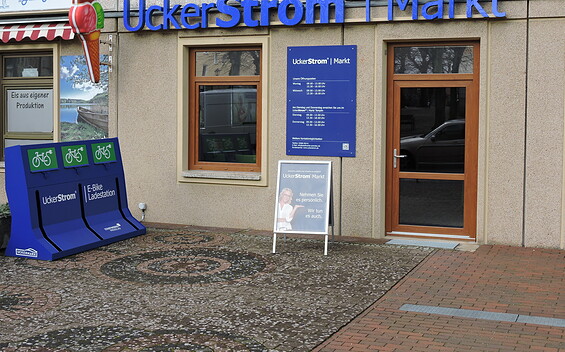E -Bike Ladestation Stadtwerke Prenzlau in Lychen am Markt, , Foto: E. Meier, Lizenz: TI Lychen