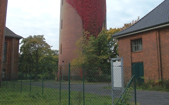 Außenansicht Wasserturm vom Pumpenhaus, Foto: Zentrales Gebäude- und Liegenschaftsmanagement der Stadt Brandenburg an der Havel (GLM)