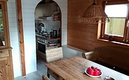 Loghouse Ferienhäuser - Bilck in die Küche,, Foto: Morkvenas, Lizenz: Morkvenas