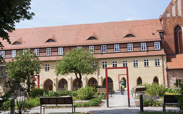Dominikanerkloster Prenzlau - Klostergarten mit Harlekin, Foto: U. Meyer, Lizenz: Dominikanerkloster Prenzlau