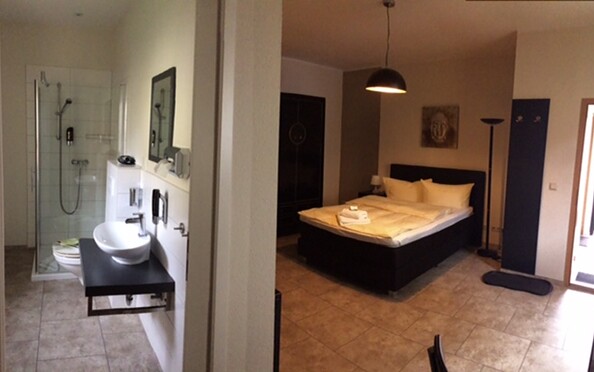 View of bathroom and bedroom, Foto: Pension Mandy Guest House
