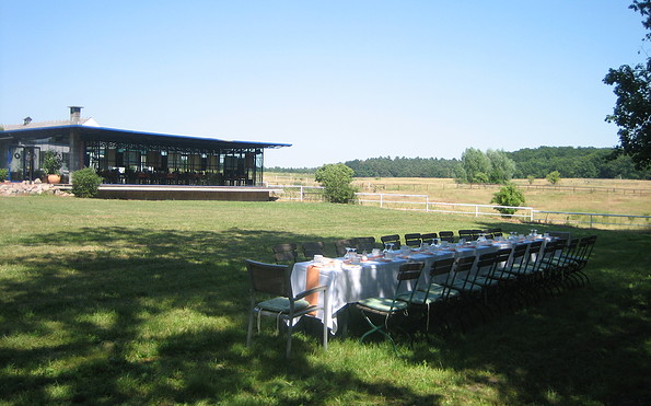 Frühstückstafel im Freien, Foto: Frau Sievers - Gut Sarnow