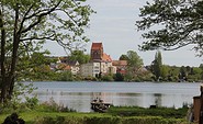Blick ueber den Stadtsee auf die Lychener Kirche, Foto: Alena Lampe