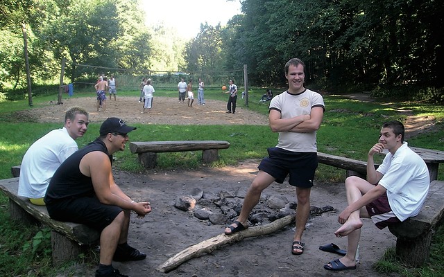 Lagerfeuer und Beachvolleyball