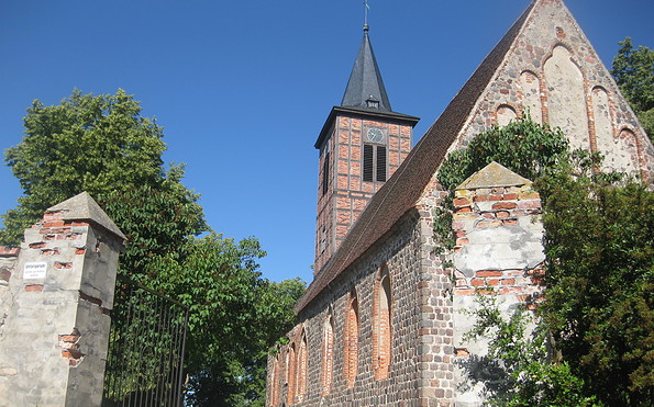 Kirche Brüssow, Foto: Anet Hoppe