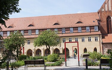 Dominikanerkloster Prenzlau - Klostergarten mit Harlekin, Foto: U. Meyer, Lizenz: Dominikanerkloster Prenzlau