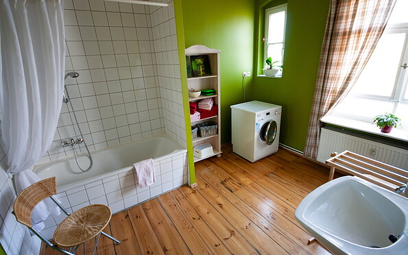 Bathroom with tub and washing maschine, Foto: Juergen Pittorf