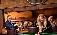 Pärchen spielt Billard in der Bar, Foto: visionphotos, Lizenz: Wellnesshotel Seeschlößchen