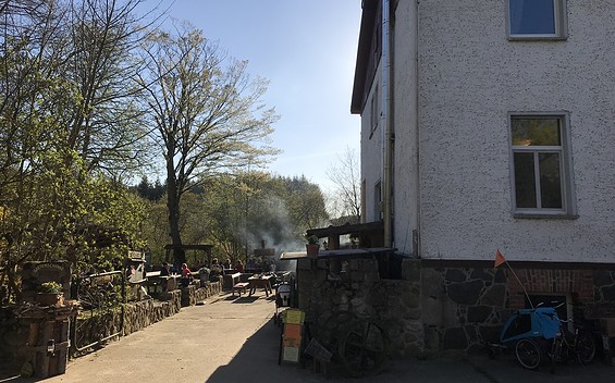 Eingang Biergarten Kolbatzer Mühle, Foto: Ant Hoppe