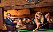 Couple plays billiards in the bar, Foto: visionphotos, Lizenz: Wellness Hotel Seeschlößchen