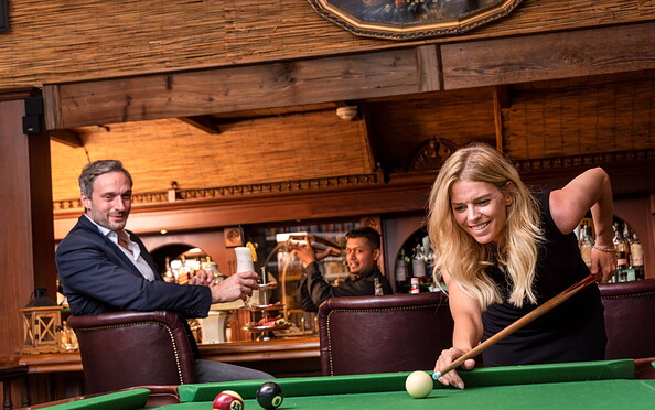 Couple plays billiards in the bar, Foto: visionphotos, Lizenz: Wellness Hotel Seeschlößchen