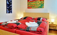 Ferienapartment Suite, 1.Schlafzimmer mit Doppelbett und Sauna , Foto: Ulrike Haselbauer, Lizenz: Tourismusverband LSL e.V.