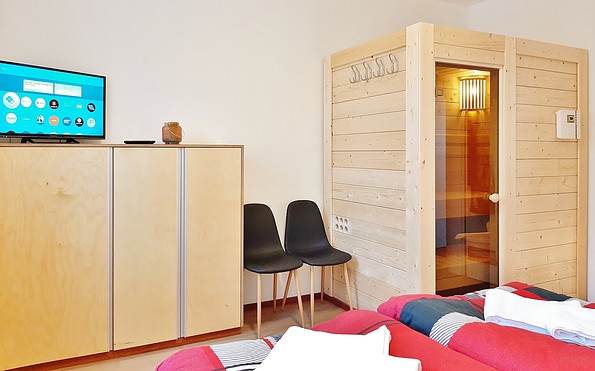 Ferienapartment Suite, 1.Schlafzimmer mit Doppelbett und Sauna, Foto: Ulrike Haselbauer, Lizenz: Tourismusverband LSL e.V.