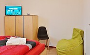 Ferienapartment Suite, 3. Schlafzimmer mit Flach-TV und Sitzsack, Foto: Ulrike Haselbauer, Lizenz: Tourismusverband LSL e.V.