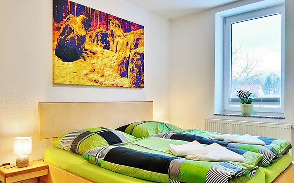 Ferienapartment Suite, 4. Schlafzimmer mit Doppelbett und Flach-TV, Foto: Ulrike Haselbauer, Lizenz: Tourismusverband LSL e.V.