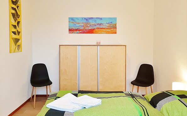 Ferienapartment Suite, 4. Schlafzimmer mit Schrank und Flach-TV, Foto: Ulrike Haselbauer, Lizenz: Tourismusverband LSL e.V.