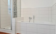 Ferienapartment Suite, 1.Bad mit Dusche und Badewanne, Foto: Ulrike Haselbauer, Lizenz: Tourismusverband LSL e.V.