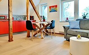 offene Küche und Esstisch, Foto: Ulrike Haselbauer, Lizenz: Tourismusverband LSL e.V.