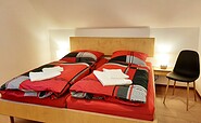 Schlafzimmer mit Doppelbett, Foto: Ulrike Haselbauer, Lizenz: Tourismusverband LSL e.V.