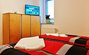 Doppelzimmer mit Flachbildschirm, Foto: Ulrike Haselbauer, Lizenz: Tourismusverband LSL e.V.