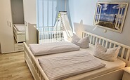 Schlafzimmer mit Doppelbett und Kinderbettchen, Foto: Ferienhaus Boxberg