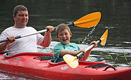 Father and son at the paddling, Foto: ElsterPark, Lizenz: ElsterPark