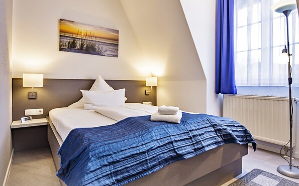 Beispiel Doppelzimmer mit Doppelbett, Foto: Susann Metasch