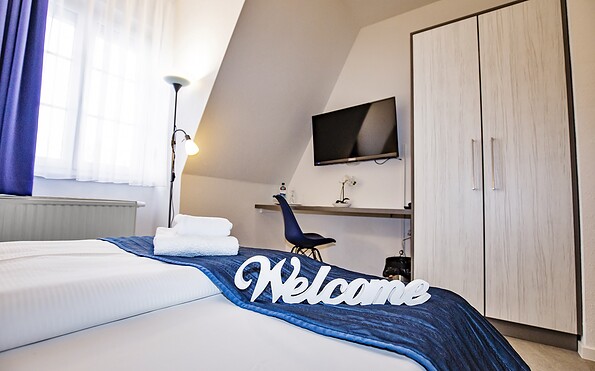 Beispiel Doppelzimmer mit Doppelbett, Schrank und TV, Foto: Susann Metasch