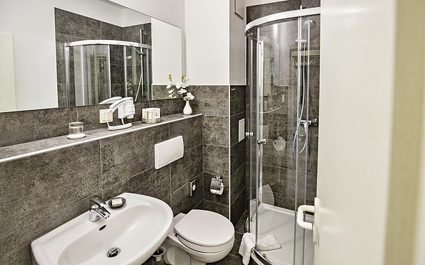 Beispiel Bad im Doppelzimmer, Foto: Susann Metasch
