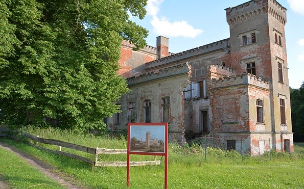 Schlossruine mit Lenné-Park in Landin, Foto: Anja Warning