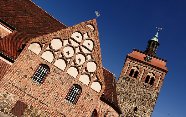 Kirche und Marktturm in Luckenwalde, Foto: Catharina Weisser, Lizenz: Tourismusverband Fläming e.V.