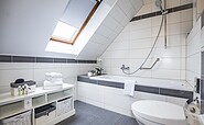 Beispiel Mehrbettzimmer Bad mit Badewanne, Foto: Susann Metasch
