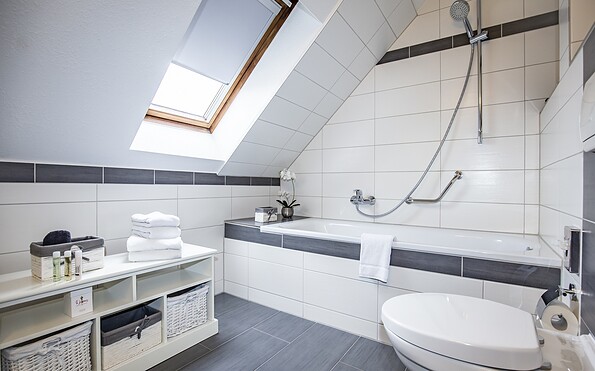 Beispiel Mehrbettzimmer Bad mit Badewanne, Foto: Susann Metasch