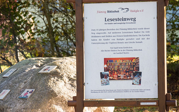 Hinweistafel zum Lesesteinweg in Rädigke, Foto: Catharina Weisser, Lizenz: Tourismusverband Fläming e.V.