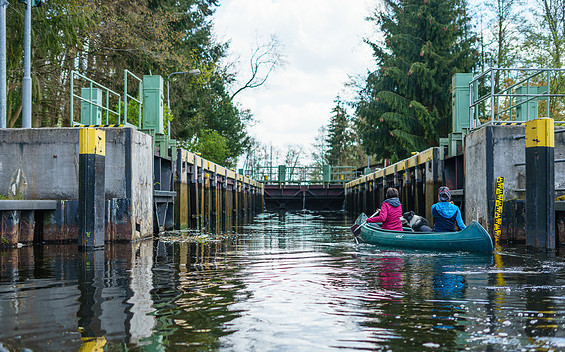 Einfahrt Schleuse Hakenberg mit Kanu, Foto: Lukas Freitag, Lizenz: Gemeinde Fehrbellin