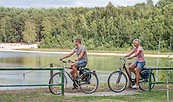 Radfahrer am Deulowitzer See, Foto: Nada Quenzel, Lizenz: Tourismusverband Lausitzer Seenland e.V.