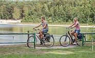 Radfahrer am Deulowitzer See, Foto: Nada Quenzel, Lizenz: Tourismusverband Lausitzer Seenland e.V.