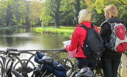 Radfahrer im Schlosspark Steinhöfel, Foto: Tourismusverband Seenland Oder-Spree e.V, Foto: Tourismusverband Seenland Oder-Spree e.V.