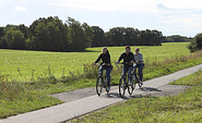 Radfahrerinnen auf dem Oderbruchbahnradweg, Foto: Tourismusverband Seenland Oder-Spree e.V., Foto: Tourismusverband Seenland Oder-Spree e.V.