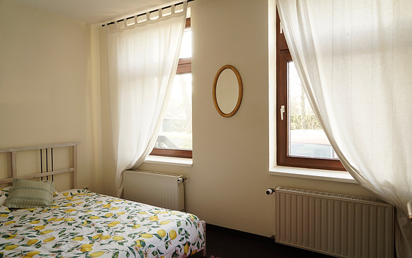 Schlafzimmer mit Doppelbett, Foto: Mechthild Wilhelmi