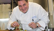 Spitzenkoch Frank Schreiber bei der Arbeit im Restaurant "Goldener Hahn", Foto: Frank Schreiber/Goldener Hahn, Lizenz: Frank Schreiber/Goldener Hahn