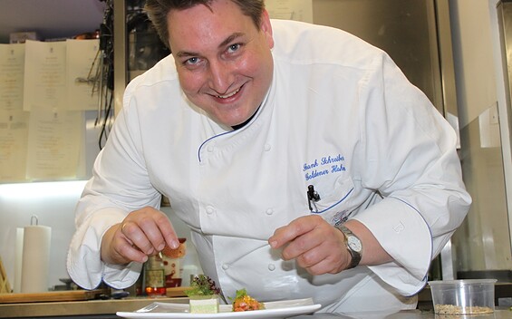 Spitzenkoch Frank Schreiber bei der Arbeit im Restaurant "Goldener Hahn", Foto: Frank Schreiber/Goldener Hahn, Lizenz: Frank Schreiber/Goldener Hahn