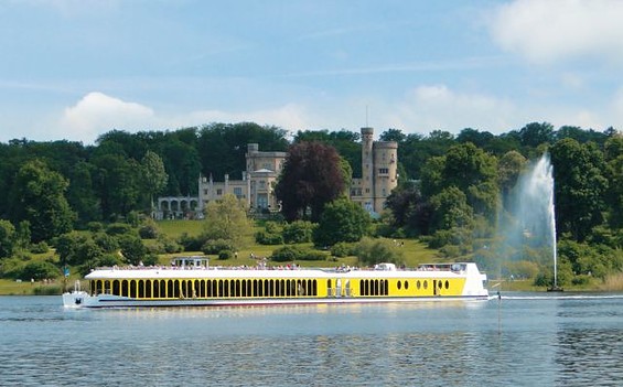 MS Sanssouci in front of the castle "Schloss Babelsberg" (c) Weisse Flotte Potsdam GmbH
