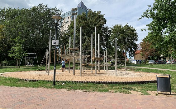 Klettergerüst Spielplatz Schwedt, Foto:  Alena Lampe