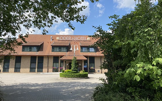 Oder Hotel Zützen Außenansicht , Foto: Alena Lampe